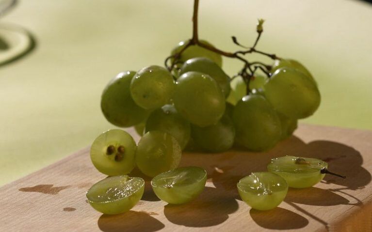 tighten mask with grapes